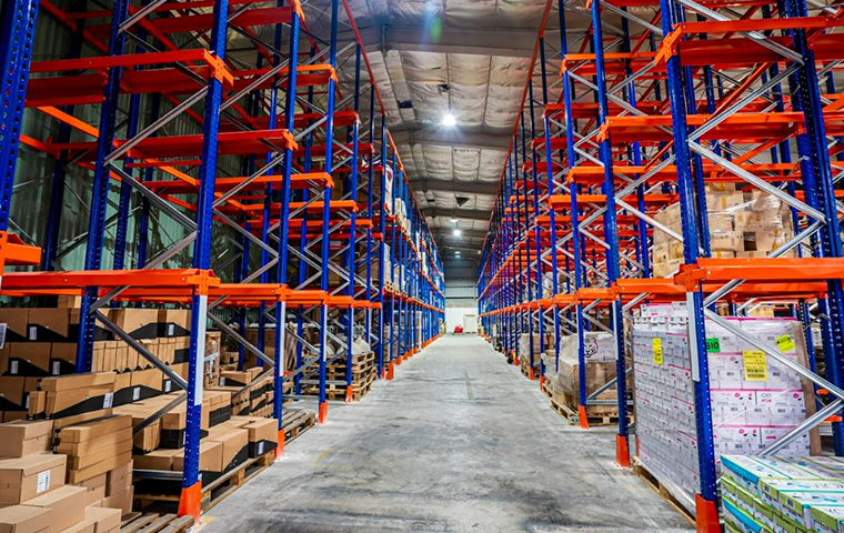 Dịch vụ kho bãi và lưu trữ <br>
hàng hóa quốc tế