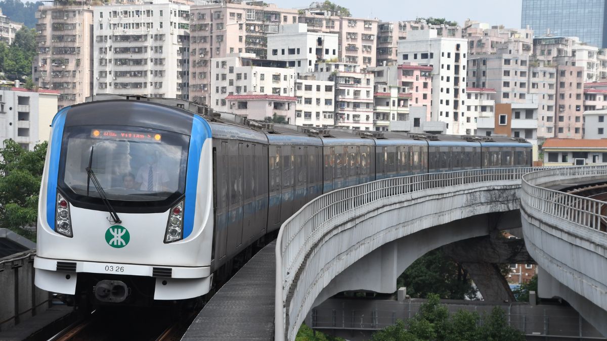 By Metro (Subway) – Cheapest Option